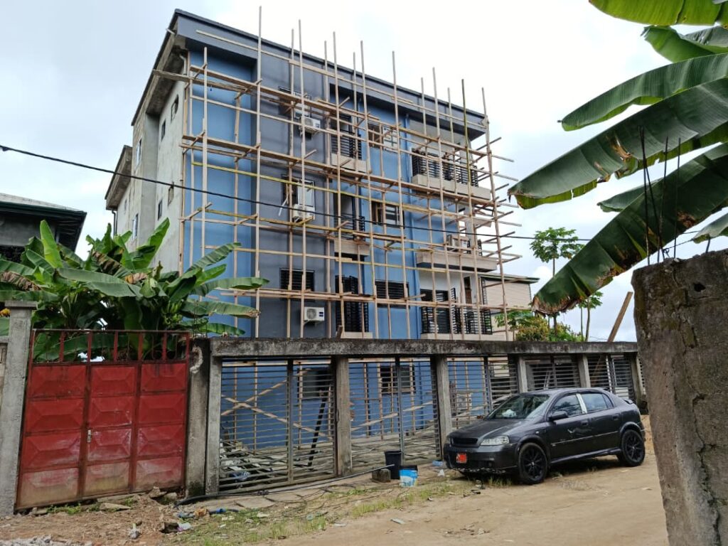 70.000 FCFA/m² Terrain titré en vente au quartier YATCHIKA Douala Cameroun , localisé à 200 mètres du goudron.